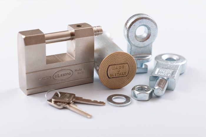 ILS 90mm Heavy Duty Roller Shutter Door Ground Locking Unit and ILS 2000 Padlock Kit | Additional Ground Anchor Security for Roller Shutter Doors on Garages and Lockup Units