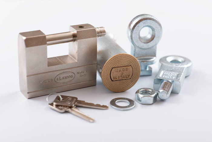 ILS 90mm Heavy Duty Roller Shutter Door Ground Locking Unit and ILS 2000 Padlock Kit | Additional Ground Anchor Security for Roller Shutter Doors on Garages and Lockup Units
